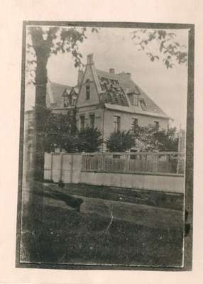 Fotokoopia. I  Maailmasõja ajal pommitamisel kannatada saanud hoone Pärnus.  duplicate photo