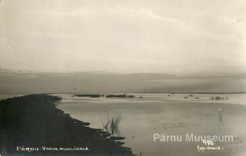 Foto postkaart, vaade Pärnu ida- muulile kalda poolt.
