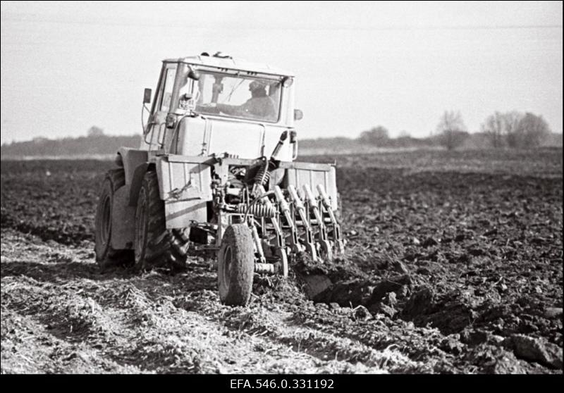 Nõmmeküla sovhoos. Kündja.