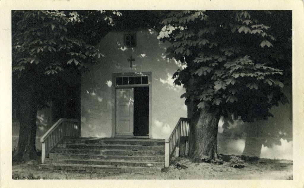 Kihelkonna pastoraat, sissepääs