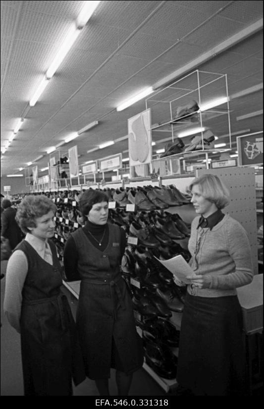 Haapsalu Kaubamaja. Müüja Püvi.