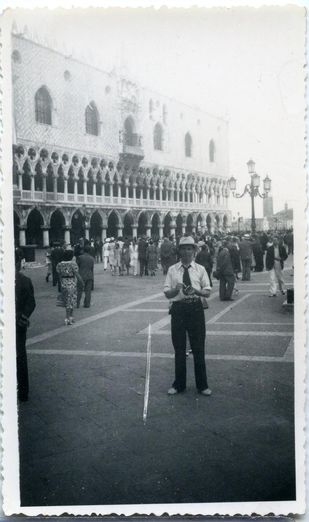 Alfred Marist Veneetsias Doodžide palee taustal