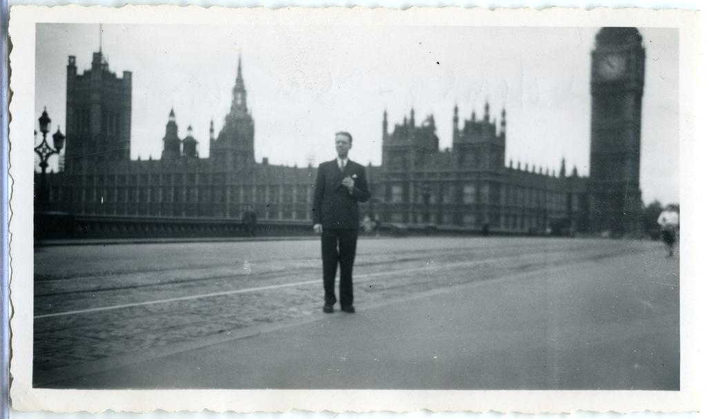 Alfred Marist Londonis parlamendihoone taustal