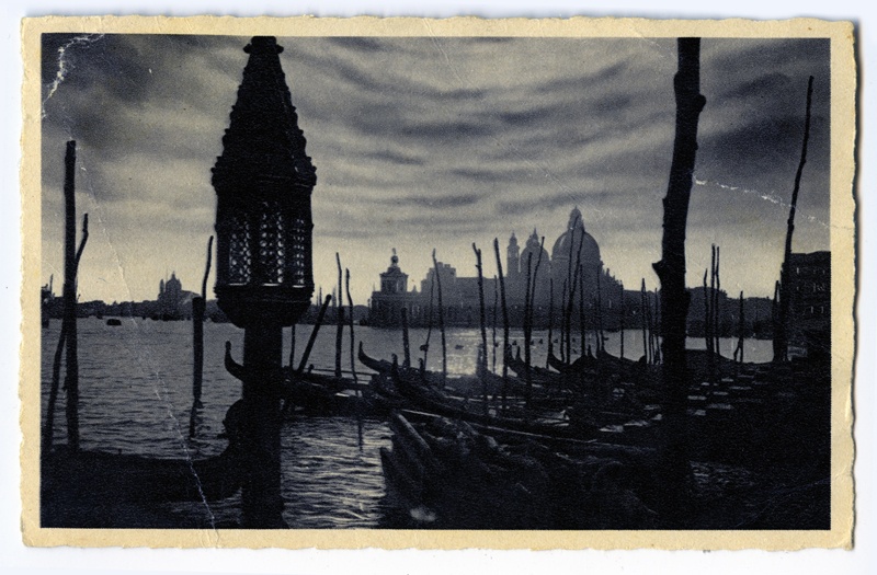 Postkaart: gondlid Veneetsias, taamal Santa Maria della Salute kirik
