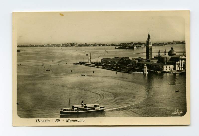 Fotopostkaart. Itaalia. Veneetsia.
Vaade laguunilt Veneetsiale: Kellatorn ning bütsantslik viiskuppelkirik