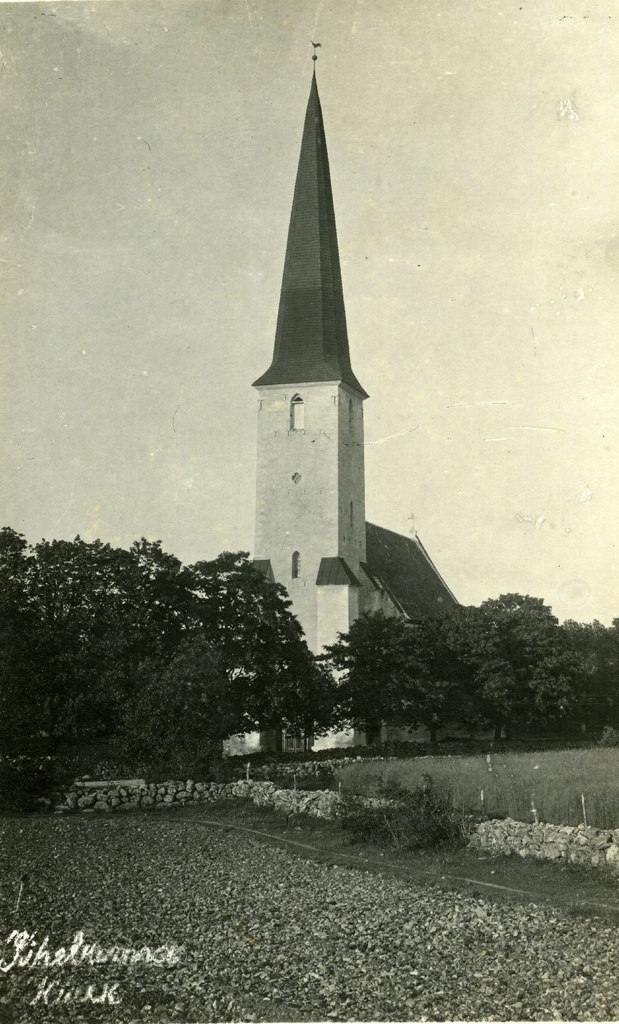 Kihelkonna kirik, vaade idast