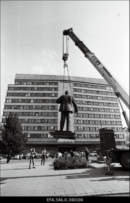 Lenini monumendi eemaldamine Tallinnas Rävala puiesteel.  duplicate photo