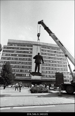 Lenini monumendi eemaldamine Tallinnas Rävala puiesteel.  duplicate photo
