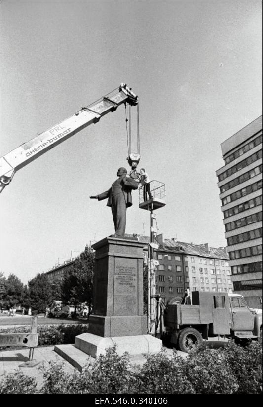Lenini monumendi eemaldamine Tallinnas Rävala puiesteel.