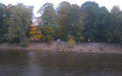 View from the right shore of Emajõe towards the left shore: the Treffner Gymnasium and Hobuse t. houses at the top and the staircase reaching the Kalda t arm tree and river. Behind the so-called Katariina house (Narva t 23). Tartu, 1910-1918. rephoto