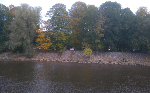 View from the right shore of Emajõe towards the left shore: the Treffner Gymnasium and Hobuse t. houses at the top and the staircase reaching the Kalda t arm tree and river. Behind the so-called Katariina house (Narva t 23). Tartu, 1910-1918. rephoto