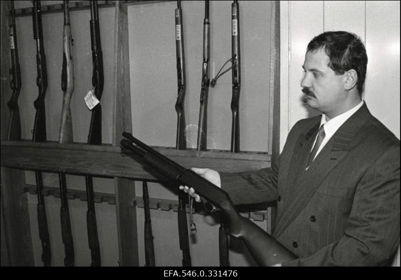 Relvapood. Kauplus [?]. Kauplus "Pääsküla".