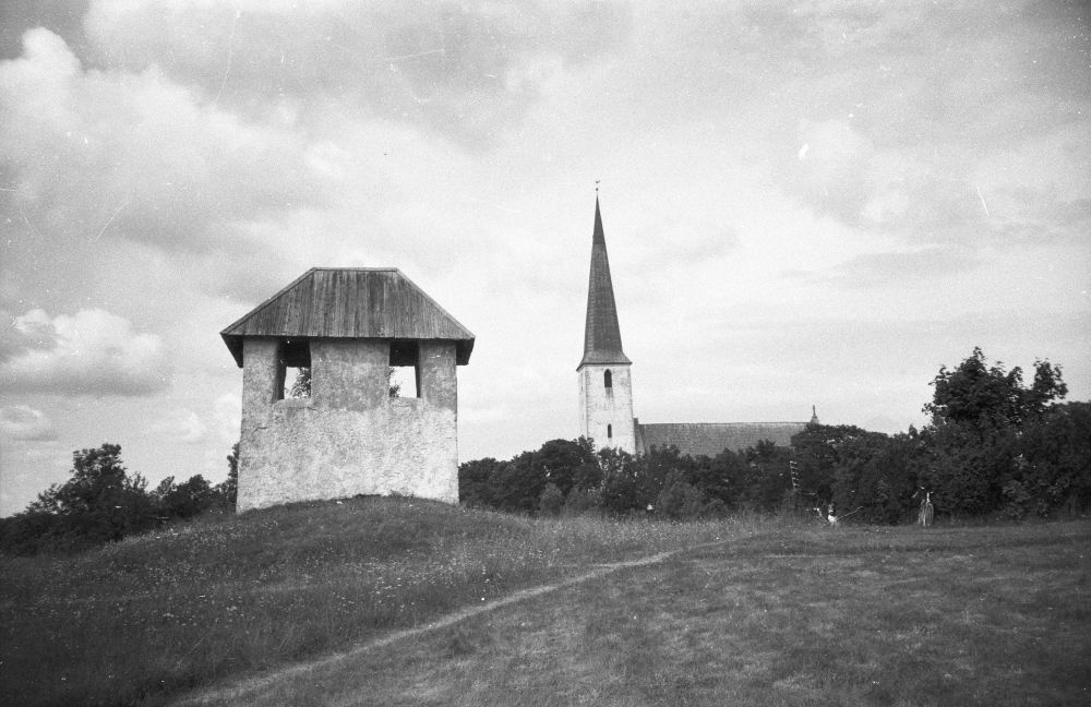 Vaade Kihelkonna kirikule ja vanale kellatornile