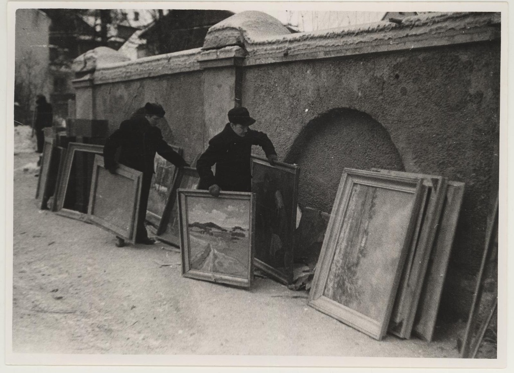 Tartu Kunstimuuseumi rusude alt päästetud maalide esimene peatus transpordini varemete vastas asetseva aiamüüri ääres 29.01.1943