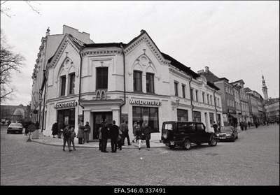 Eesti esimese  McDonaldsi kiirtoidu restorani avamine Viru tänaval Tallinnas.  similar photo