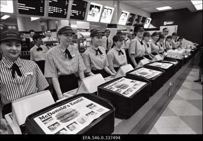Eesti esimese  McDonaldsi kiirtoidu restorani avamine Viru tänaval Tallinnas.  similar photo