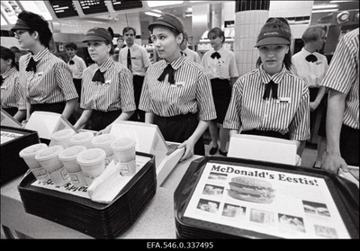 Eesti esimese  McDonaldsi kiirtoidu restorani avamine Viru tänaval Tallinnas.  similar photo