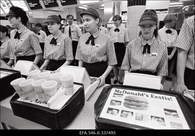 Eesti esimese  McDonaldsi kiirtoidu restorani avamine Viru tänaval Tallinnas.  similar photo