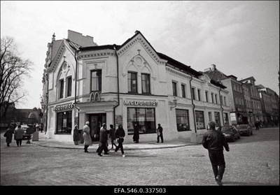 Esimese MCDonaldsi kiirtoidurestorani avamine Eestis Viru tänaval Tallinnas.  similar photo