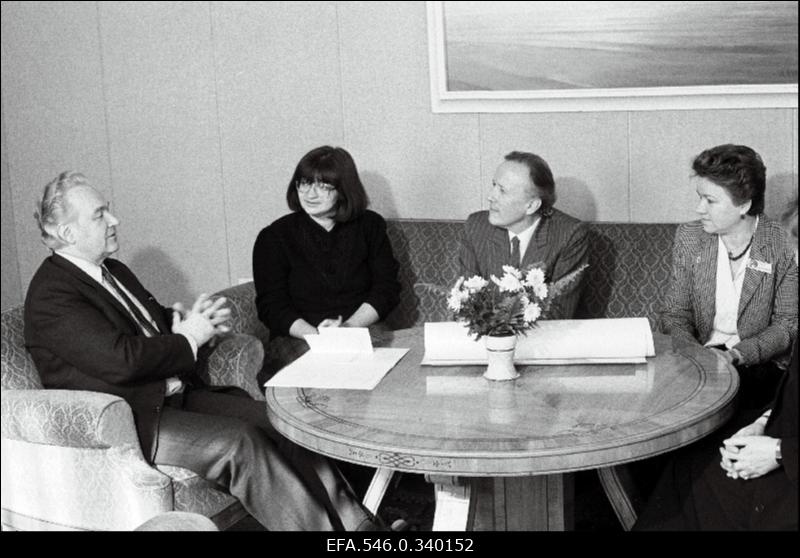 [Delegatsioon Arnold Rüütli vastuvõtul Kadrioru lossis].