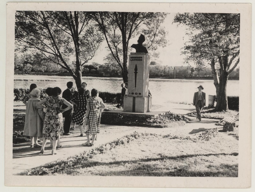 Ekskursioon Taeblasse maalikunstnik Ants Laikmaa talumuuseumi avamisele 5. juuni 1960. Peatus Haapsalus (tagasi sõidul) Bernhard Laipmanni mälestussamba juures.