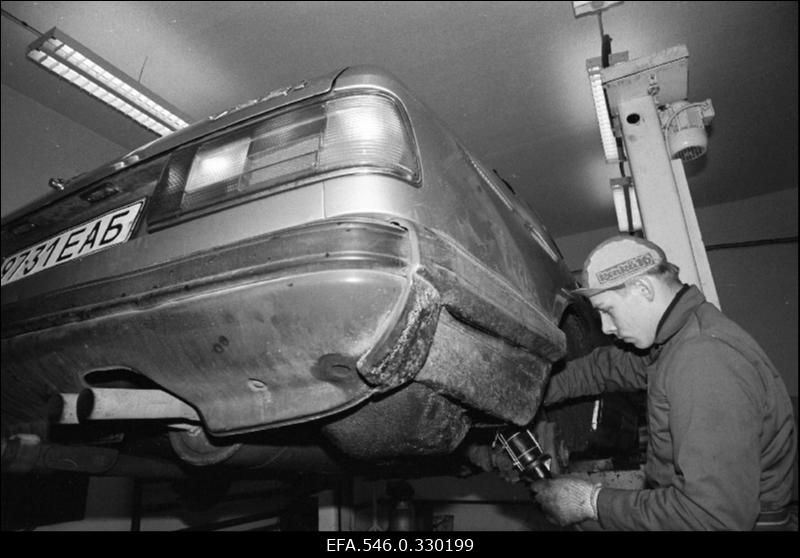[Citroen autokeskuse avamine]. Kriisa.