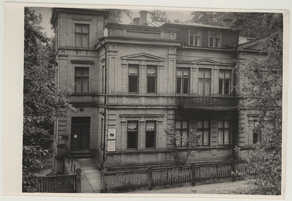 Vaade Tartu Riikliku Kunstimuuseumi hoonele 1957.