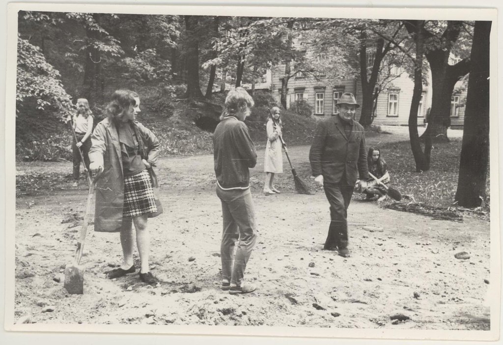 Kooliõpilased parki puhastamas. ees paremal majahoidja Voldemar Pensa. Kevadel 1972.
