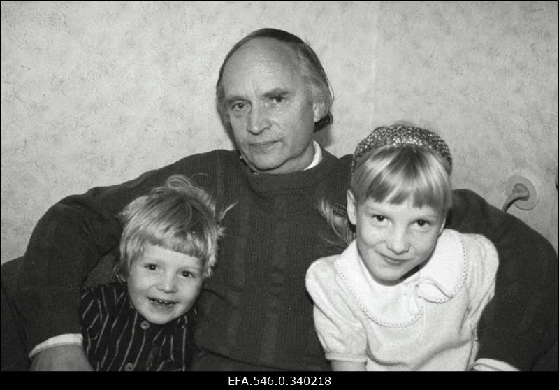 Jaan Rääts lastega.