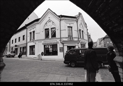 Eesti esimese  McDonaldsi kiirtoidu restorani avamine Viru tänaval Tallinnas.  similar photo