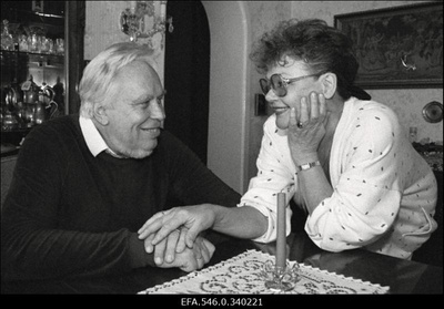 Heli Lääts (Saul) ja Peeter Saul kodus.  similar photo