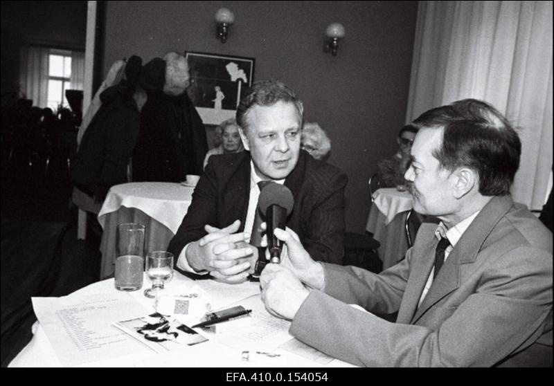 Eesti Raadio meelelahutussaate “Laupäevastuudio” lindistamisel osalevad teleajakirjanik Märt Müür (vasakul) ja raadioajakirjanik Peeter Hein.