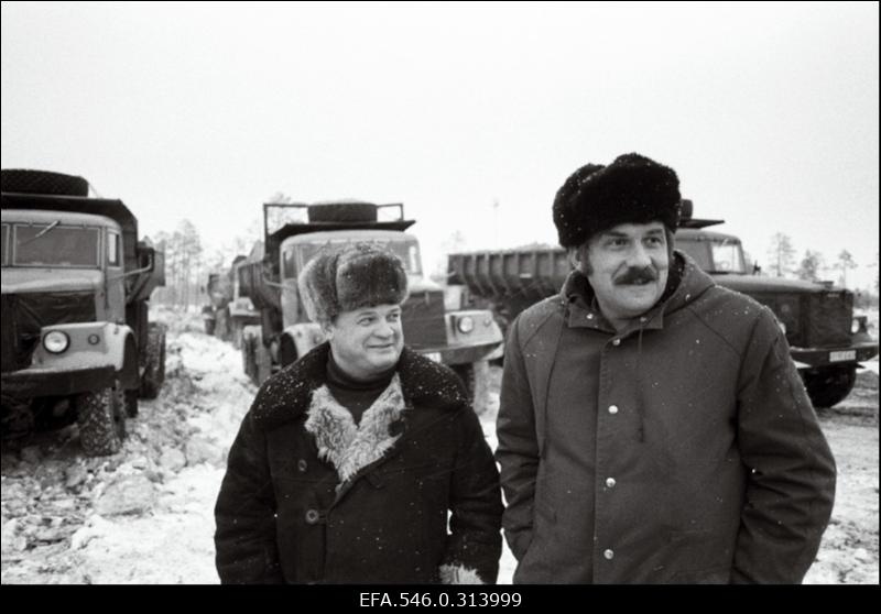 Komsomoli löökehitusel Siberis Pimi asulas töötavad mehed Eestist, et rajada autoteid naftaväljade teenindamiseks.