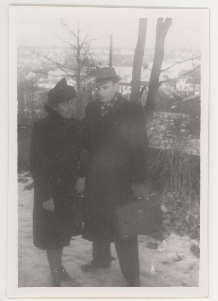 Nõukogude Liidu maali- ja graafikanäituse korraldajad sm. Medvedjeva (vas.) ja Savotin (pav) Tartu Toomemäel 1945. a. novembris