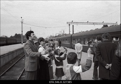 Schwerini linnast külalised Eestis, Balti jaamas vastuvõtt, erinevates ettevõtetes (Tarbeklaas, Estoplast, mingi mööbliettevõte), kohtumised (Raadiomajas ja veel kuskil).  similar photo