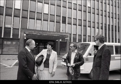Schwerini linnast külalised Eestis, Balti jaamas vastuvõtt, erinevates ettevõtetes (Tarbeklaas, Estoplast, mingi mööbliettevõte), kohtumised (Raadiomajas ja veel kuskil).  similar photo