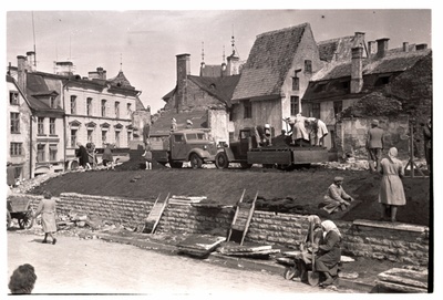 Harju tänava taastamistööd - haljasala rajamine Harju tänava ja Kuninga tänava ristmiku juurde  similar photo