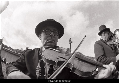 Tantsupidu.  similar photo