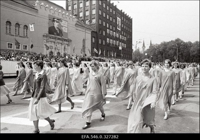 Tantsupidu.  similar photo