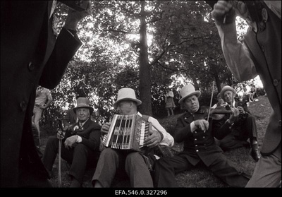 Tantsupidu.  similar photo