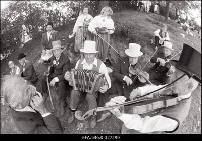 Tantsupidu.  similar photo