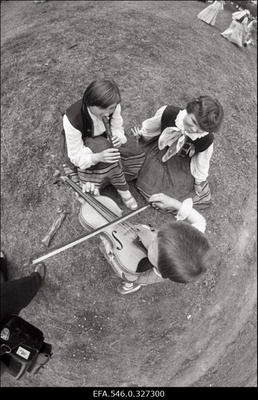 Tantsupidu.  similar photo