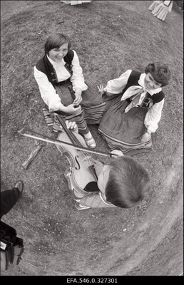 Tantsupidu.  similar photo