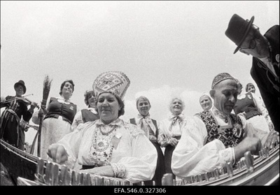 Tantsupidu.  similar photo