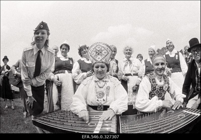 Tantsupidu.  similar photo