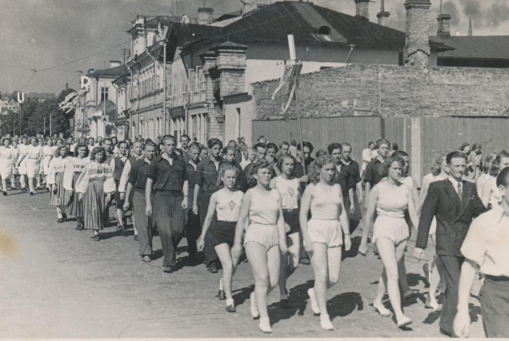 Rakvere koolide õpilased koolinoorte vabariikliku olümpiaadi rongikäigus