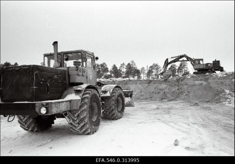 Komsomoli löökehitusel Siberis Pimi asulas töötavad mehed Eestist, et rajada autoteid naftaväljade teenindamiseks.
