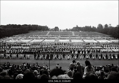 Tantsupidu.  similar photo