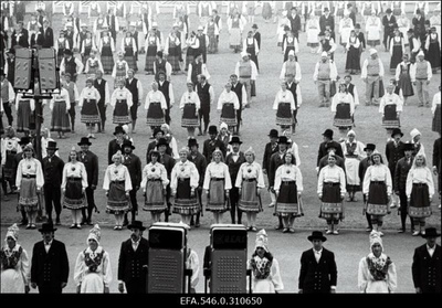 Tantsupidu.  similar photo