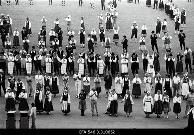 Tantsupidu.  similar photo